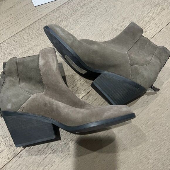 Eileen Fisher Peer-Su Shadow Taupe Suede Ankle Booties Boots Size 8.5 NEW - Picture 1 of 12